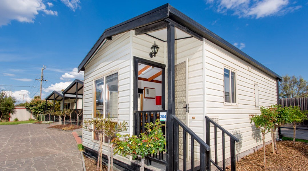 BIG4 Melbourne Accommodation One Bedroom Deluxe Cottage 2 berth 900px 