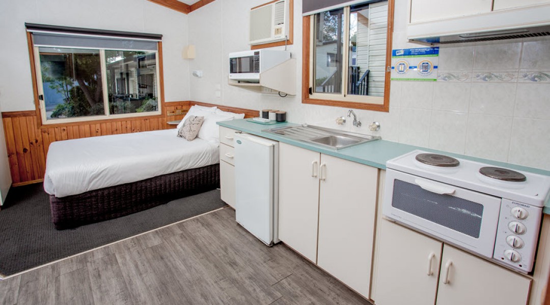 BIG4 Melbourne Accommodation One Bedroom Deluxe Cabin 5 berth 900px 02