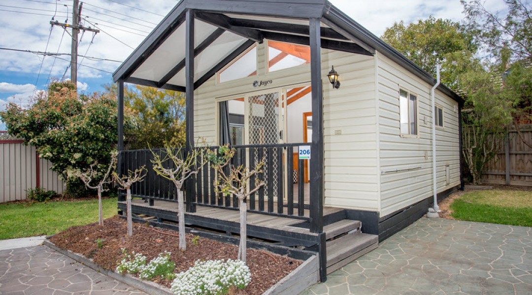 BIG4 Melbourne Accommodation One Bedroom Spa Cottage 2 berth 900px 1