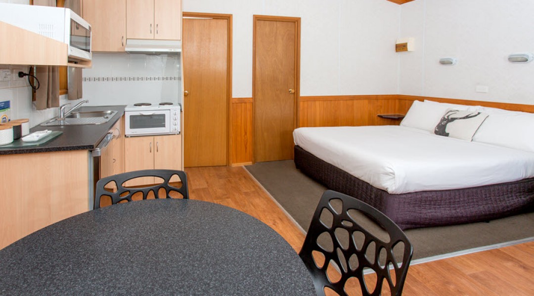 BIG4 Melbourne Accommodation One Bedroom Superior Cabin 5 berth 900px 03